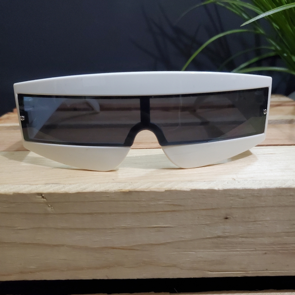 Women's Retro 80s 90s Visor Sunglasses - White